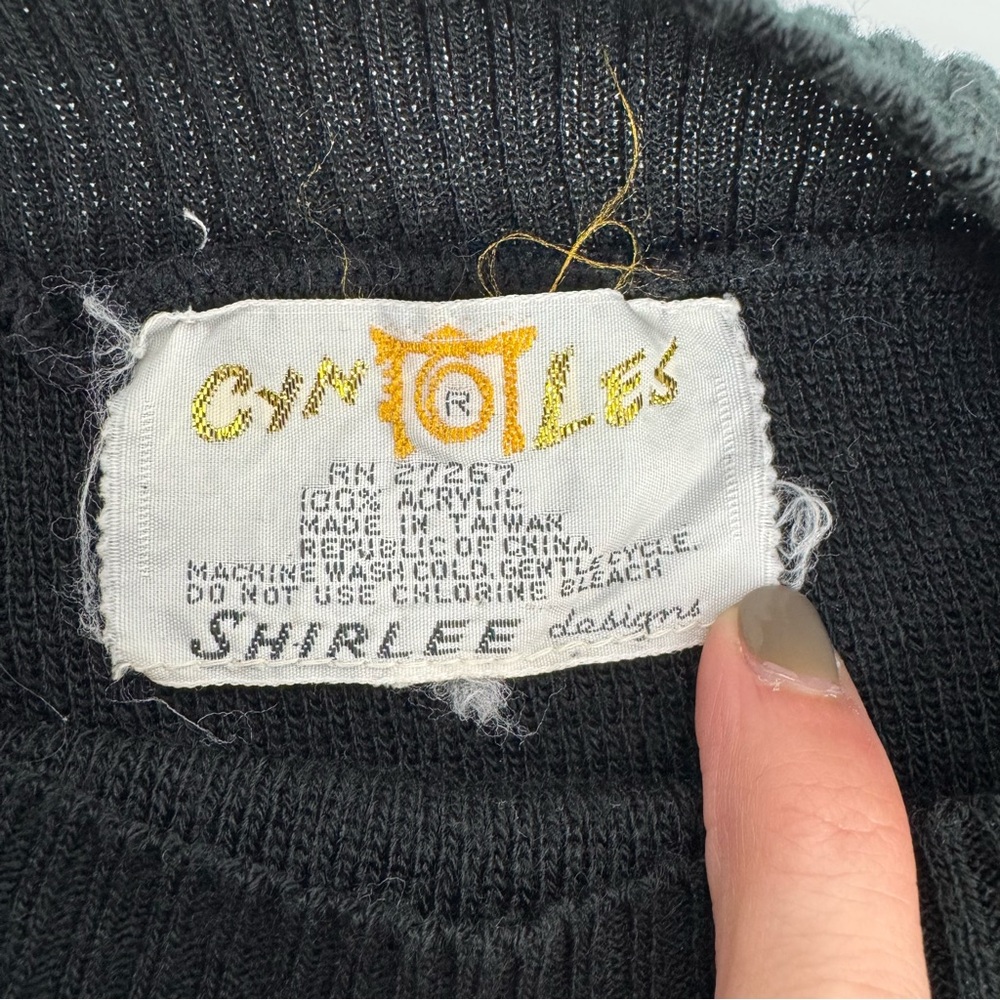 Cynles Shirlee designs vintage black sweater with cats - Picture 7 of 7